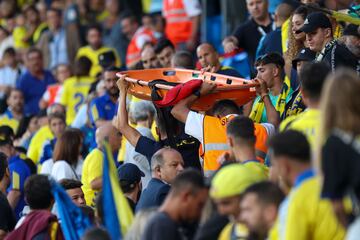 Una incidencia médica de un aficionado en la grada, detiene el partido, mientras los servicios médicos del Estadio atienden al aficionado.