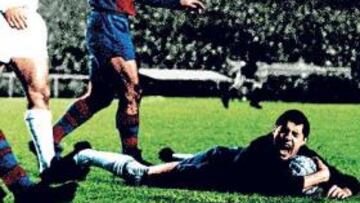 <b>IMPARABLES. </b>Vicente se tira al suelo para atajar una pelota que quería despejar Del Sol.