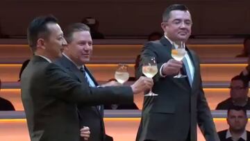 Hasegawa, Brown y Boullier brindando para cerrar la presentaci&oacute;n del McLaren MCL32.