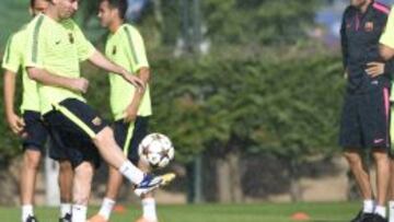 Messi y Luis Enrique de fondo, en un entrenamiento.
