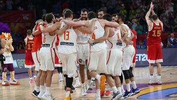 Los jugadores de la Selecci&oacute;n celebran el partido por el bronce.