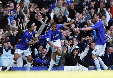 Con 16 años y 270 días, Vaughan es el más joven en anotar en la Premier League batiendoel récord de Milner en 2005 en un partido entre el Everton y el Crystal Palace.