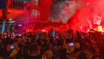 Los aficionados del Celta durante el recibimiento al autobús del equipo antes del partido contra la Real Sociedad en Copa.