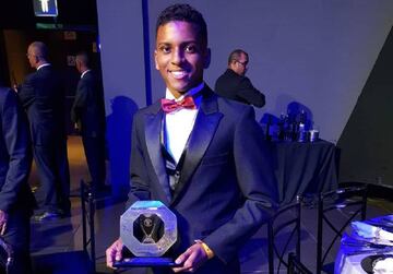 Rodrygo, con el premio a Jugador Revelación del Paulistao.