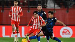 Óliver Torres y Sergio Ramos disputan un balon con el jugador de la UD Almería Luka Romero.