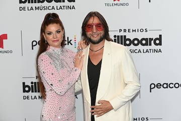 Mónica Moreno y Joaquín Cortés posan en la alfombra roja de los Latin Billboard Awards.