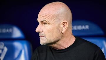 Paco López en el banquillo de Ipurúa en la tarde de hoy en el encuentro que enfrentaba al Cádiz frente al Eibar. Foto: LaLiga.