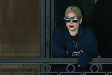  Lady Gaga durante la clasificación de los ejercicios por equipos de gimnasia artística en el Bercy Arena de París.