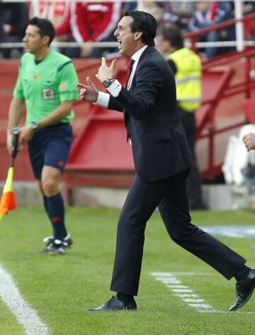 El entrenador del Sevilla, Unai Emery, da instrucciones a sus jugadores en el partido ante el Granada, de la decimotercera jornada de la liga en Primera División que se disputa esta tarde en el estadio Ramón Sánchez Pizjuan. 