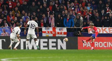 3-2. Griezmann se interna en el área tras quitarse de encima la marca de Vinicius, avanza y dispara alto, al palo largo, para superar a Lunin.