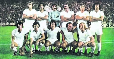 El Madrid revalidó el título de Liga en la que sería la segunda temporada de Miljan Miljanic en el banquillo madridista. Bernabéu incorporó al defensa valencianista Juan Cruz Sol, que vino para reforzar el lateral derecho con potencia y contundencia. Eso unido al tándem Pirri-Benito le imprimían fuerza desde atrás, mientras que Camacho se consolidó como uno de los mejores en su puesto. El centro del campo lo seguían formando Del Bosque, Breitner y Netzer, con la excepcional ayuda de Amancio que se descolgaba del ataque para ayudar. Precisamente, esta sería la última temporada del gallego: decidió retirarse tras ser expulsado en Múnich en las semifinales de la Copa de Europa. Y arriba seguía contando con Santillana como referencia ofensiva junto con Roberto Martínez. También llegaron refuerzos como Sánchez Barrios y Chupete Guerini, aunque su rendimiento fue menor de lo esperado.  Como ya había sucedido en la pasada Liga, los blancos comenzaron con buenos resultados, pero con un run-run entre los aficionados madridistas: en el primer encuentro liguero ante el Racing de Santander, Miljanic no alineó a Velázquez. El técnico yugoslavo tenía seis extremos y cantidad de recursos, pero sobre todo, lo veía incompatible con Netzer. Mientras iba transcurriendo la Liga, los buenos resultados y un pique exagerado con el Atlético de Madrid en pos de conseguir el primer puesto de la clasificación, las noticias se producían en el entorno del entrenador balcánico. Todo explotó tras caer en un partido de Europa ante el Derby County por 4-1 en tierras inglesas. Se supo que Miljanic quería incorporar un médico y a un compatriota suyo como secretario técnico, algo que irritó a Bernabéu. Precisamente, en la ultima jornada de la primera vuelta, un triunfo de los rojiblancos por la mínima les dio el título de campeones de invierno.  Los rojiblancos fueron el rival más duro en todo el campeonato. Los blancos arrancaron mal, tanto en juego como en resultados, pero no se descolgaba de los puestos de cabeza. Sería en la jornada 23 cuando los blancos se auparían al frente de la tabla clasificatoria tras derrotar a la Real Sociedad gracias a un solitario tanto de Santillana. Aún así, los blancos no acababan de desarrollar un juego lustroso, capaz de enganchar a la afición. La debacle ante el Bayern de Múnich, con la sanción por El Loco del Bernabéu y la posterior expulsión y decisión irrevocable de Amancio de retirarse esa misma temporada, provocó una grave crisis en el seno de la plantilla blanca. Una crisis que, sin embargo, no fue aprovechada por los rojiblancos. Esa eliminación dejó tocada a la plantilla. El mejor ejemplo fue una fea y agria discusión entre Netzer y Benito en otra derrota en San Mamés. Una crisis que se ahondó tras caer en el Bernabéu ante el Barcelona. Pero una semana después los blancos se proclamaban campeones de Liga al derrotar al Granada en Los Cármenes. Un Granada que dirigía nada más y nada menos que Miguel Muñoz.