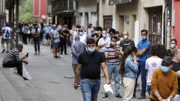 Vecinos de Ordizia hacen cola para realizarse un test de coronavirus en las carpas instaladas en el parque Barrena por el Ayuntamiento de Ordizia para realizar test ante el posible brote de COVID-19 detectado en la localidad guipuzcoana