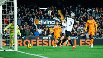 1-0. Contraataque del Valencia. Foulquier, en el rea del conjunto madridista, da un pase atrs a Javi Guerra que dispara a bocajarro y Thibaut Courtois despeja como puede. Hugo Duro, en el rechace, marca a placer el primer tanto.