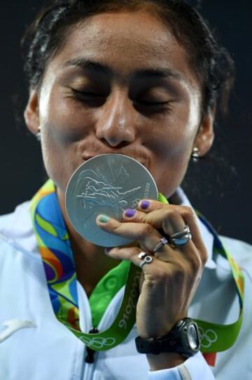 Lupita González ya luce su medalla de plata en el cuello