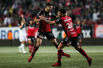 Tijuana ha ido ascendiendo en la tabla general en las últimas semanas y esta jornada dio un paso más. El equipo de Diego Coca detuvo la euforia de los Lobos BUAP que venían de golear a los Tiburones la semana pasada. La fortaleza de estos Xolos sigue siendo la defensa, pues sólo han recibido seis tantos en lo que va de la campaña, menos que ningún otro equipo del certamen y ya es sexto lugar general. Si el cuadro canino se continúa enrachando de esta forma, podríamos estar viendo un serio candidato a liguilla.