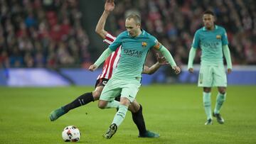 Andr&eacute;s Iniesta ante el Athletic Club.