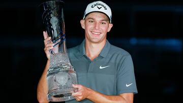 Aaron Wise posa con el trofeo de campeón del AT&T Byron Nelson.