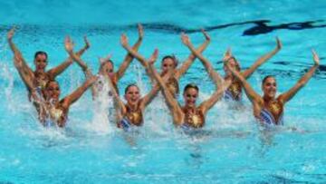 El equipo español de sincronizada, durante la rutina técnica de equipos en la piscina del Palau Sant Jordi de Barcelona.