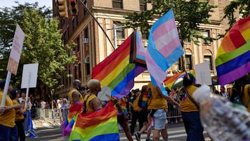 Manifestantes con banderas en el desfile del D¨ªa del Orgullo LGBTIQ+ en la ciudad de Nueva York.