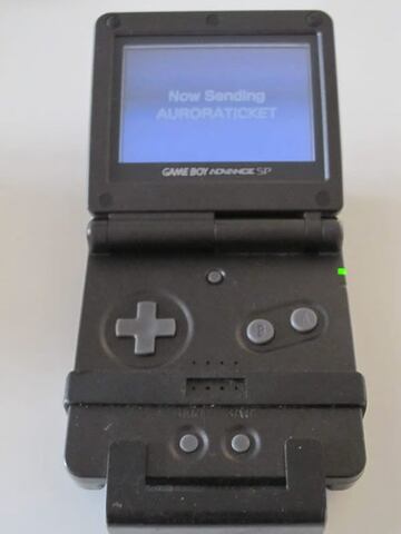 Otra m&aacute;quina de distribuci&oacute;n que consist&iacute;a en una Game Boy Advance SP con un cartucho de distribuci&oacute;n y un cepo sellando la unidad