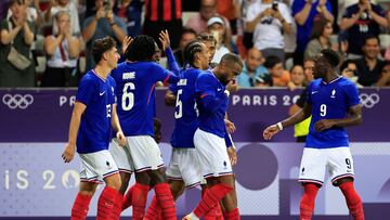 France's defender #05 Kiliann Sildillia (C) is congratulated by his teammates after scoring in the men's group A football match between France and Guinea during the Paris 2024 Olympic Games at the Nice Stadium in Nice on July 27, 2024. (Photo by Valery HACHE / AFP)