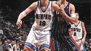 <b>DUELO DE GIGANTES.</B> Espectacular la pugna entre Gasol (2,15) y Ming (2,26).