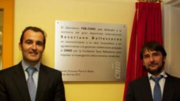 <b>CONTRA EL CÁNCER. </b>Iván Ballesteros y el doctor Cristóbal Belda.