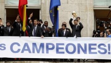 El nuevo Campeón visitó el Ayuntamiento y la sede de la Comunidad de Madrid para ofrecer la Copa del Rey a todos los aficionados. Los jugadores en el balcón de la Comunidad de Madrid. 