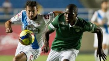 Lopo pugna por un balón con German Mera.