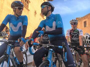 Alejandro Valverde charla con Jorge Arcas en la salida en Campos.