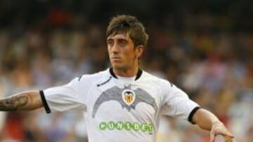 El jugador del Valencia Pablo Hernández pasó por la sala de prensa de la Ciudad Deportiva de Paterna tras el entrenamiento del equipo y abordó la actualidad del club, en especial el objetivo principal del actual Valencia, que será, a juicio del jugador, "intentar estar al nivel de Real Madrid y Barcelona"