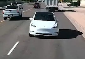 El brutal accidente de un Tesla (sin heridos graves): así choca de frente contra un camión