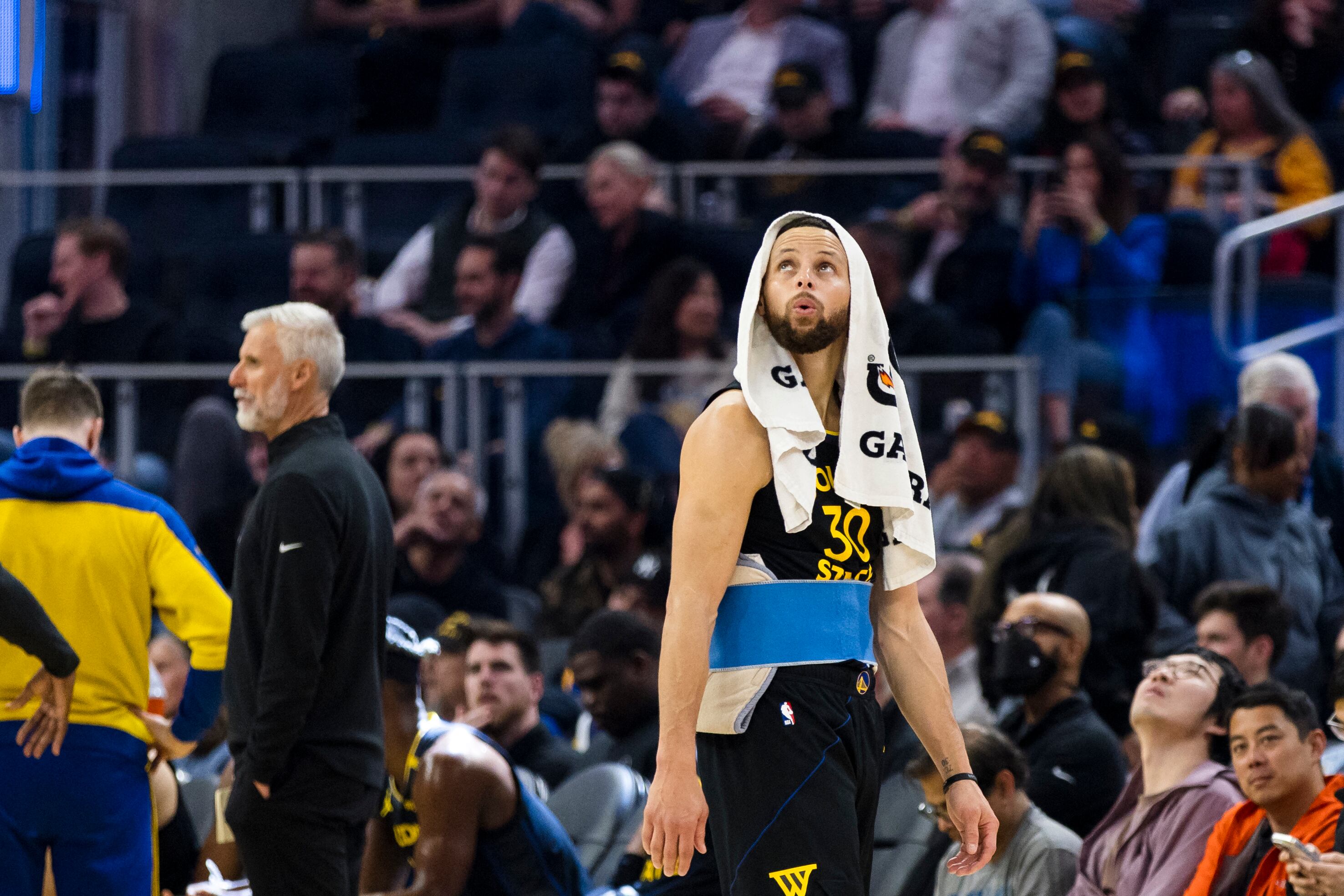 Stephen Curry, base de Golden State Warriors, con una protección tras el partido contra Toronto Raptors.