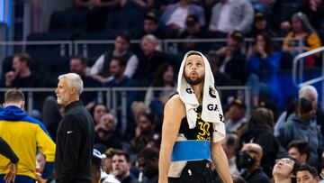 Stephen Curry, base de Golden State Warriors, con una protección tras el partido contra Toronto Raptors.