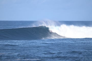 Ahmed Erraji practicando bodysurf en la ola gigante de La Santa (Lanzarote).