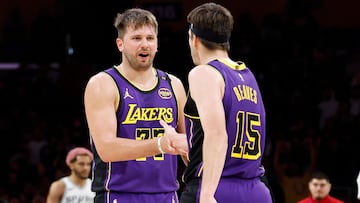 Luka Doncic, base Los Angeles Lakers, choca la mano con su compañero Austin Reaves.