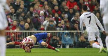FEBRERO 2014. Espeluznante lesión de Manquillo en un choque con Cristiano Ronaldo en el partido de vuelta de semifinales de Copa del Rey entre el Atlético de Madrid y el Real Madrid.
