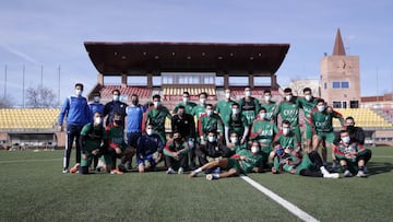 La plantilla del Navalcarnero posa para As en el estadio Mariano Gonz&aacute;lez.