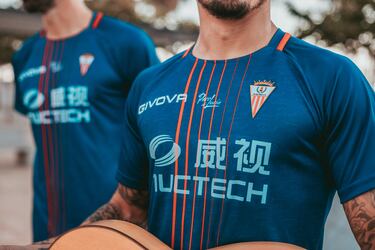 El Algeciras lleva la música de Paco de Lucía en su camiseta