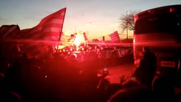 Espectacular despedida de la afición a la plantilla del Atleti