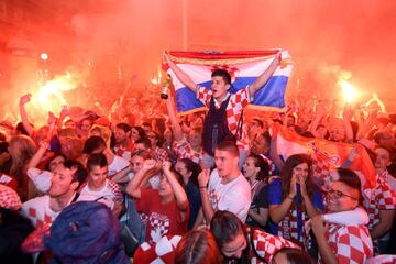 Croatia's supporters celebrate the second goal as they watch on a giant screen the Russia 2018 World Cup semi-final football match between Croatia and England, at the main square in Zagreb on July 11, 2018.  / AFP PHOTO / Denis Lovrovic