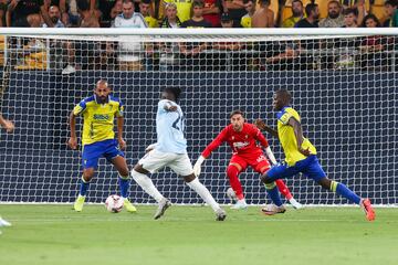 Moussa Diakité, canterano del Cádiz CF, junto a Fali y al fondo el guardameta José Antonio Caro.