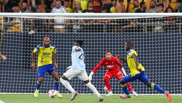 Moussa Diakité, canterano del Cádiz CF, junto a Fali y al fondo el guardameta José Antonio Caro.
