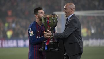 El presidente de la RFEF, Luis Rubiales, entregó a Messi la copa de LaLiga la temporada pasada.