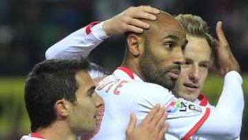 <b>EL ÍDOLO. </b>Kanouté hizo los dos goles, uno de ellos de penalti.