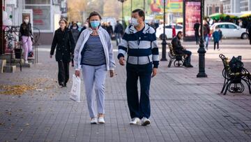 Varias personas con mascarilla paseando por las calles de la localidad rusa de Tambov
10/10/2020