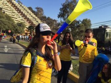 Hinchas colombianos y argentinos se reúnen en Viña del Mar para el partido de los cuartos de final.