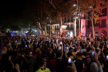 Cientos de aficionados del Ftbol Club Barcelona celebran en la fuente de Canaletas, uno de los lugares emblemticos de la ciudad, la conquista de LaLiga 2025 tras la victoria 2-0 sobre el RCD Espanyol.