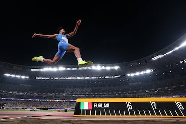 Mattia Furlani, del equipo italiano, compite en la final de salto de longitud masculino en el quinto día del Campeonato Mundial de Atletismo Tokio 2025.
