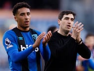 Soccer Football - Premier League - Burnley v AFC Bournemouth - Turf Moor, Burnley, Britain - March 14, 2026 AFC Bournemouth manager Andoni Iraola and James Hill applaud fans after the match Action Images via Reuters/Jason Cairnduff EDITORIAL USE ONLY. NO USE WITH UNAUTHORIZED AUDIO, VIDEO, DATA, FIXTURE LISTS, CLUB/LEAGUE LOGOS OR 'LIVE' SERVICES. ONLINE IN-MATCH USE LIMITED TO 120 IMAGES, NO VIDEO EMULATION. NO USE IN BETTING, GAMES OR SINGLE CLUB/LEAGUE/PLAYER PUBLICATIONS. PLEASE CONTACT YOUR ACCOUNT REPRESENTATIVE FOR FURTHER DETAILS..